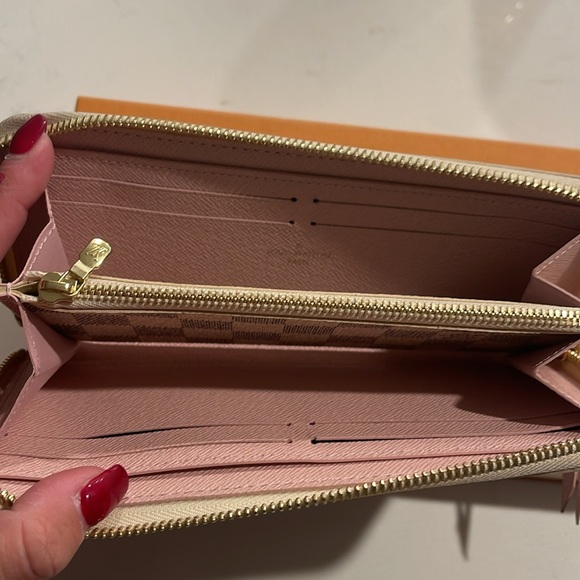 LV Zippy Wallet (light pink interior) - Picture 9 of 12